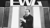 Am Samstagabend gab es häufig Familienshows. Eine der ersten großen war "Einer wird gewinnen", die Hans-Joachim Kulenkampff mit Pausen zwischen 1964 und 1987 in insgesamt 89 Folgen moderierte. Die abgekürzt wie die damalige Europäische Wirtschaftsgemeinschaft EWG heißende Quizshow sollte den Einigungsgedanken unterstützen - die Kandidaten stammten aus verschiedenen europäischen Ländern