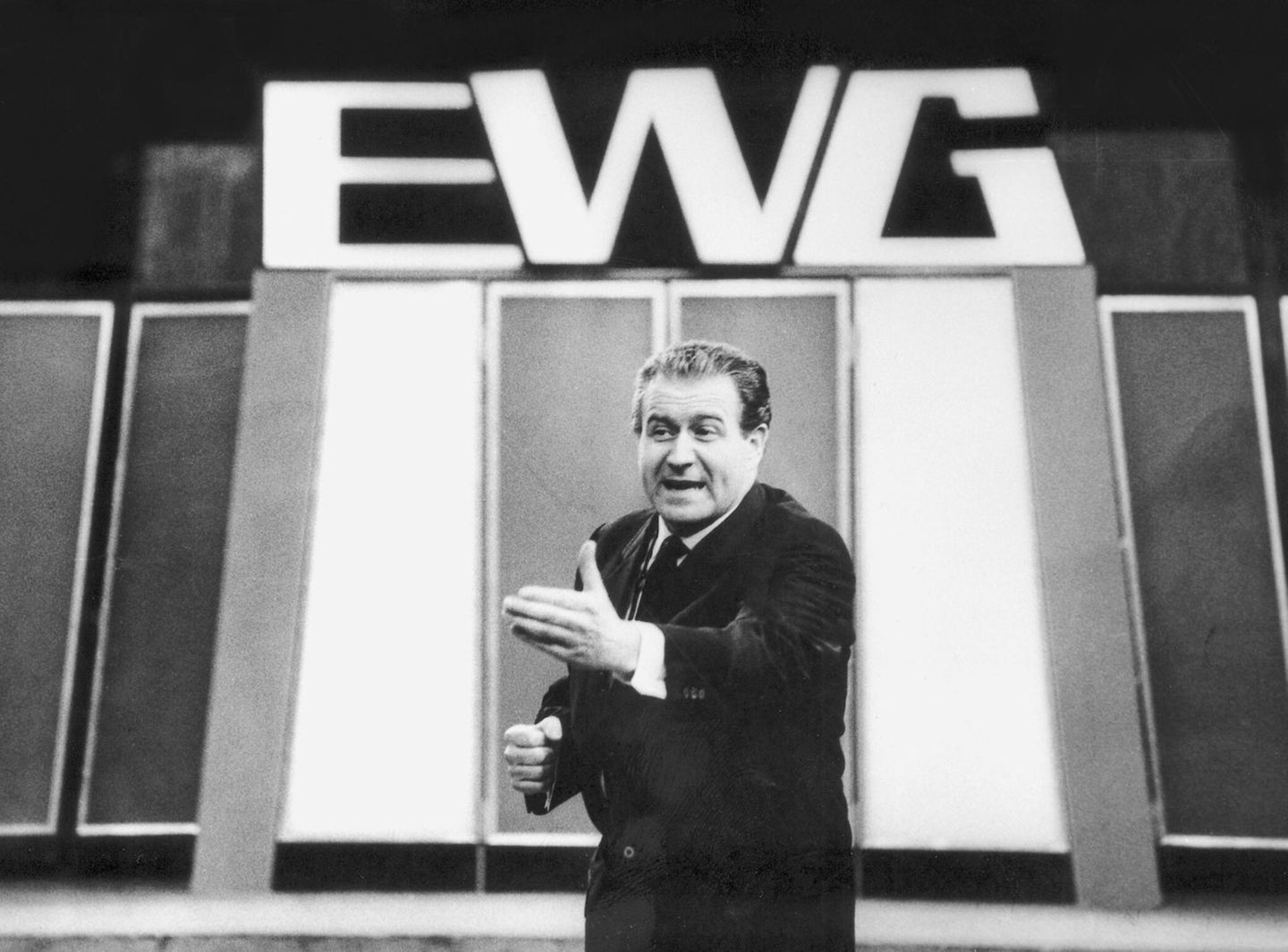 Am Samstagabend gab es häufig Familienshows. Eine der ersten großen war "Einer wird gewinnen", die Hans-Joachim Kulenkampff mit Pausen zwischen 1964 und 1987 in insgesamt 89 Folgen moderierte. Die abgekürzt wie die damalige Europäische Wirtschaftsgemeinschaft EWG heißende Quizshow sollte den Einigungsgedanken unterstützen - die Kandidaten stammten aus verschiedenen europäischen Ländern