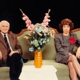 Die Deutschen haben keinen Humor. Ein (Vor-)Urteil, das sich bis heute hartnäckig gehalten hat. Dabei hat es dieser Mann eindrucksvoll widerlegt: Loriot brachte die Fernsehnation zum Lachen - insbesondere mit seiner sechsteiligen, nach ihm benannten Fernsehserie, in der er von seiner kongenialen Partnerin Evelyn Hamann unterstützt wurde. Seine Sketche sind bis heute Kult