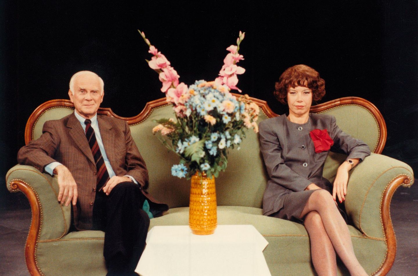 Die Deutschen haben keinen Humor. Ein (Vor-)Urteil, das sich bis heute hartnäckig gehalten hat. Dabei hat es dieser Mann eindrucksvoll widerlegt: Loriot brachte die Fernsehnation zum Lachen - insbesondere mit seiner sechsteiligen, nach ihm benannten Fernsehserie, in der er von seiner kongenialen Partnerin Evelyn Hamann unterstützt wurde. Seine Sketche sind bis heute Kult