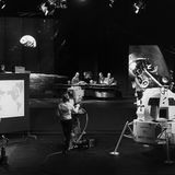 Als am 20. Juli 1969 der erste Mensch den Mond betrat, schrieb auch der WDR Geschichte: In einem bis dahin ungekannten Sendemarathon begleitete der Sender das Weltereignis. 60 Techniker, darunter vier Kameramänner, arbeiteten im Schichtbetrieb. WDR-Redakteur Günter Siefarth war im Dauereinsatz und bekam dafür im Nachhinein den Spitznamen "Mr. Apollo". Das Highlight im WDR-Apollo-Studio: ein exakter Kabinen-Nachbau der Mondfähre "Eagle" sowie zwei WDR-Astronauten in nachgeschneiderten Raum-Anzügen