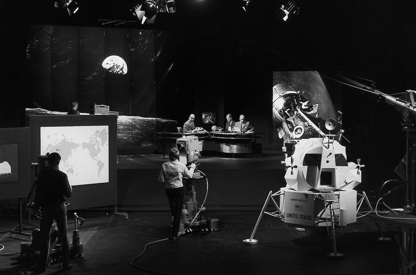 Als am 20. Juli 1969 der erste Mensch den Mond betrat, schrieb auch der WDR Geschichte: In einem bis dahin ungekannten Sendemarathon begleitete der Sender das Weltereignis. 60 Techniker, darunter vier Kameramänner, arbeiteten im Schichtbetrieb. WDR-Redakteur Günter Siefarth war im Dauereinsatz und bekam dafür im Nachhinein den Spitznamen "Mr. Apollo". Das Highlight im WDR-Apollo-Studio: ein exakter Kabinen-Nachbau der Mondfähre "Eagle" sowie zwei WDR-Astronauten in nachgeschneiderten Raum-Anzügen