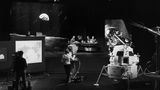 Als am 20. Juli 1969 der erste Mensch den Mond betrat, schrieb auch der WDR Geschichte: In einem bis dahin ungekannten Sendemarathon begleitete der Sender das Weltereignis. 60 Techniker, darunter vier Kameramänner, arbeiteten im Schichtbetrieb. WDR-Redakteur Günter Siefarth war im Dauereinsatz und bekam dafür im Nachhinein den Spitznamen "Mr. Apollo". Das Highlight im WDR-Apollo-Studio: ein exakter Kabinen-Nachbau der Mondfähre "Eagle" sowie zwei WDR-Astronauten in nachgeschneiderten Raum-Anzügen