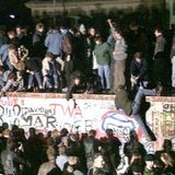 Als am 9. November 1989 die Berliner Mauer fiel, waren Kamerateams des SFB live am Grenzübergang Bornholmer Straße dabei und filmten auch, wie die Menschen von beiden Seiten der Grenze den verhassten "Schutzwall" am Brandenburger Tor bestiegen