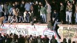 Als am 9. November 1989 die Berliner Mauer fiel, waren Kamerateams des SFB live am Grenzübergang Bornholmer Straße dabei und filmten auch, wie die Menschen von beiden Seiten der Grenze den verhassten "Schutzwall" am Brandenburger Tor bestiegen