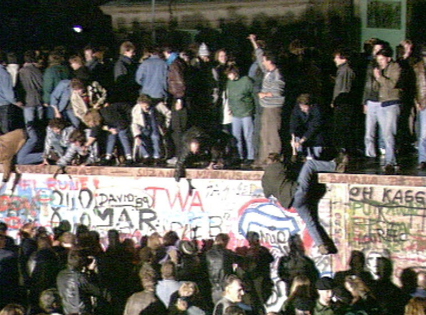 Als am 9. November 1989 die Berliner Mauer fiel, waren Kamerateams des SFB live am Grenzübergang Bornholmer Straße dabei und filmten auch, wie die Menschen von beiden Seiten der Grenze den verhassten "Schutzwall" am Brandenburger Tor bestiegen