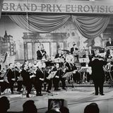 Als Mitglied der Europäischen Rundfunkunion (EBU) überträgt die ARD seit 1956 den Eurovision Song Contest, vormals Grand Prix Eurovision de la Chanson. Gleich im zweiten Jahr fand der Wettbewerb in Frankfurt am Main statt. Das Foto zeigt die Tanzorchester des Hessischen Rundfunks unter Leitung von Willy Berking (vorn stehend) im Sendesaal des Hessischen Rundfunks. Deutschland gewann den Wettbewerb bislang zweimal, 1982 mit Nicole und 2010 mit Lena Meyer-Landrut