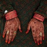 Die 27-jährige Zarbakhta zeigt ihre kunstvoll bemalten Hände