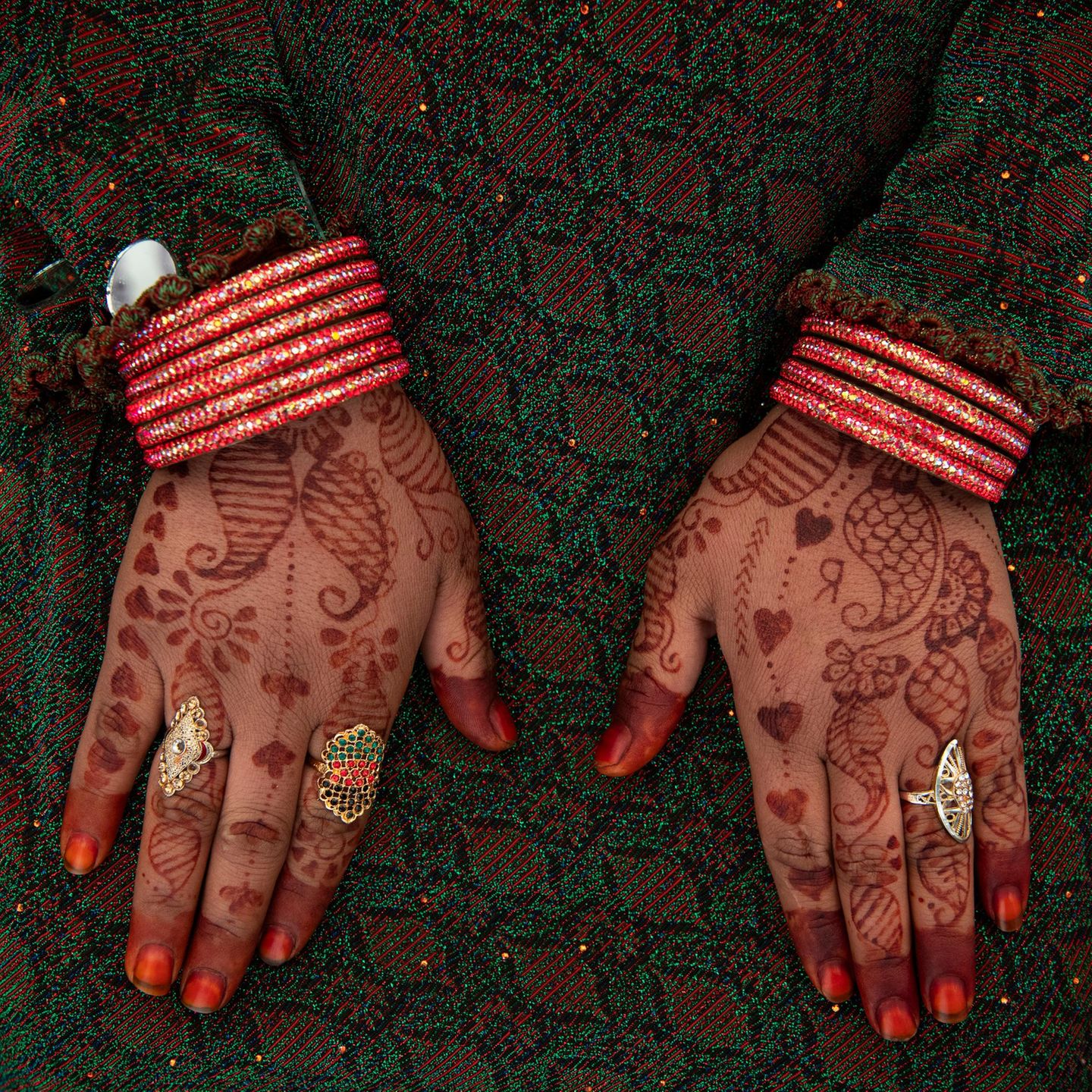 Die 27-jährige Zarbakhta zeigt ihre kunstvoll bemalten Hände