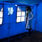 Ärztin in blaumen Zelt in Afghanistan