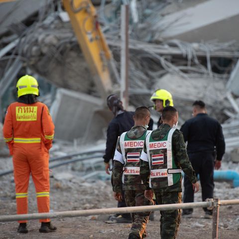 Rettungskräfte suchen in Thailands Hauptstadt Bangkok nach Opfern und Überlebenden des Erdbebens