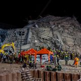 Mindestens acht Menschen starben bei dem Einsturz im Bezirk Chatuchak. Die Behörden sprachen am Samstag davon, Lebenszeichen festgestellt zu haben, wie mehrere Medien berichteten