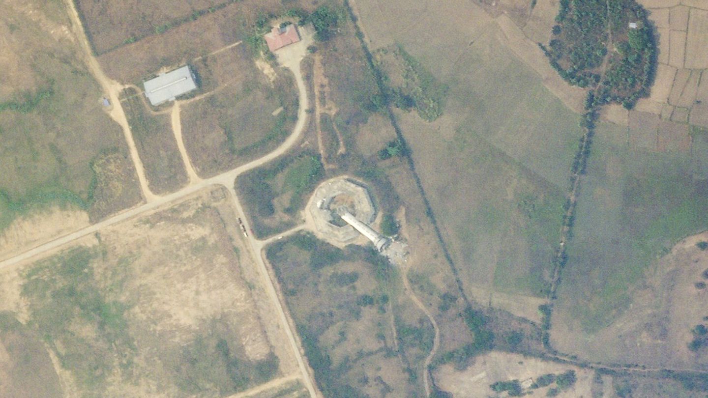 Dieses Satellitenfoto zeigt den zerstörten Flugsicherungsturm am internationalen Flughafen von Naypyitaw nach einem Erdbeben. Mindestens sechs Menschen verloren beim Einsturz ihr Leben