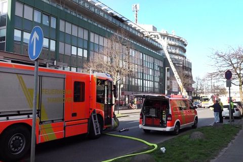 Polizei und Feuewehr sind vor einem Gebäude mit einem Altenheim in Hannover im Einsatz