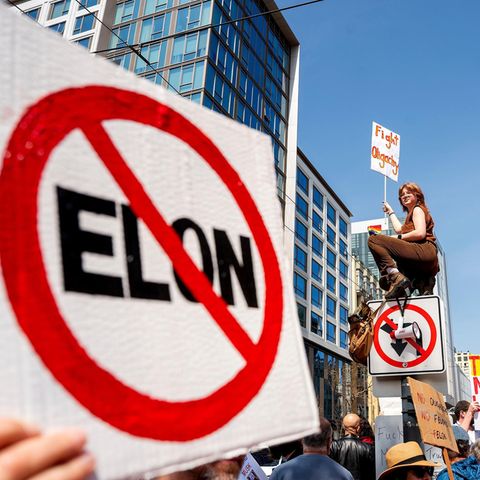 Protest gegen Tesla und Elon Musk
