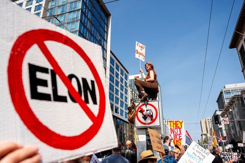 Protest gegen Tesla und Elon Musk