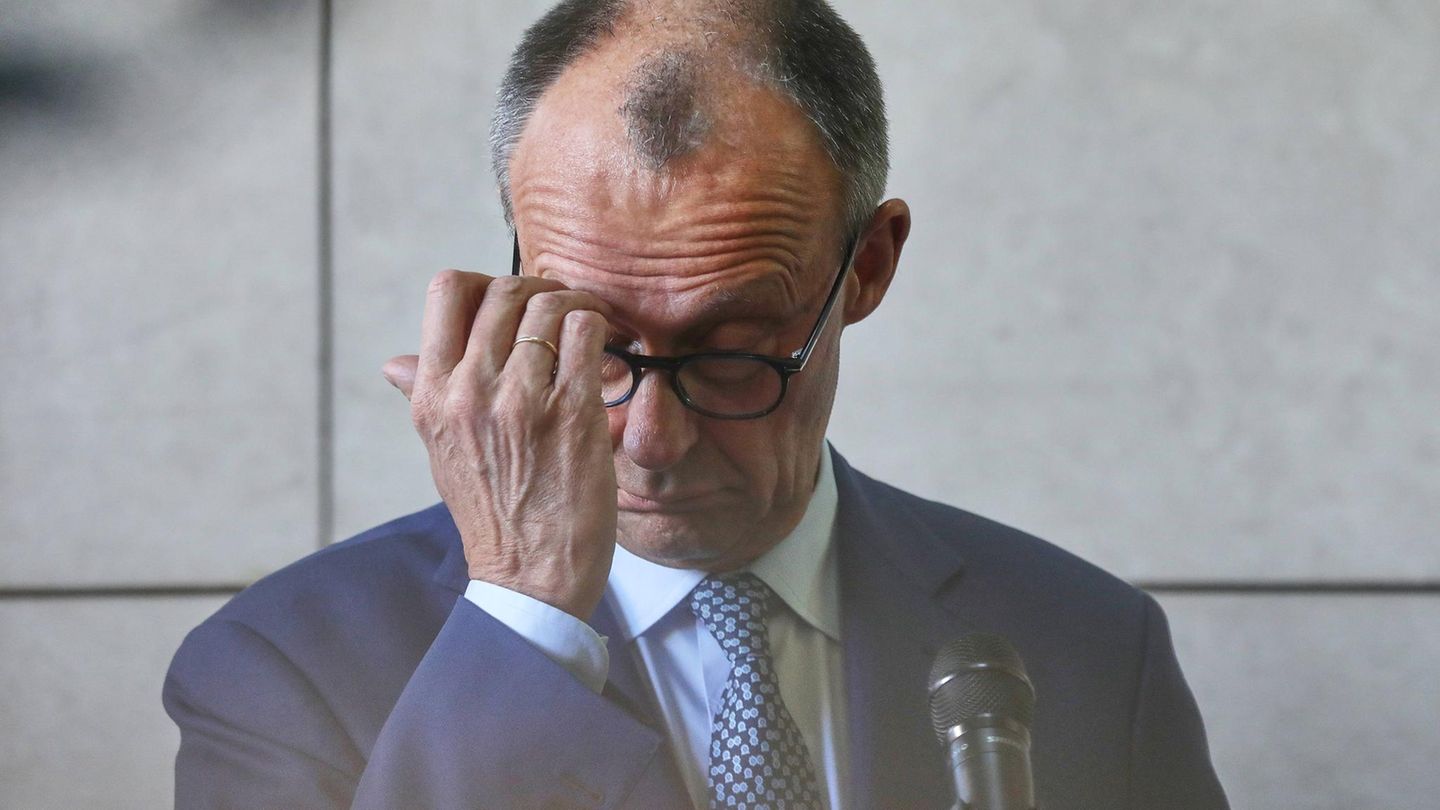 Friedrich Merz bei den Koalitionsverhandlungen Friedrich Merz kratzt sich mit der Hand an der Stirn