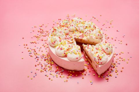 eine Sahnetorte vor rosafarbenemen Hintergrund ohne Ibuprofen