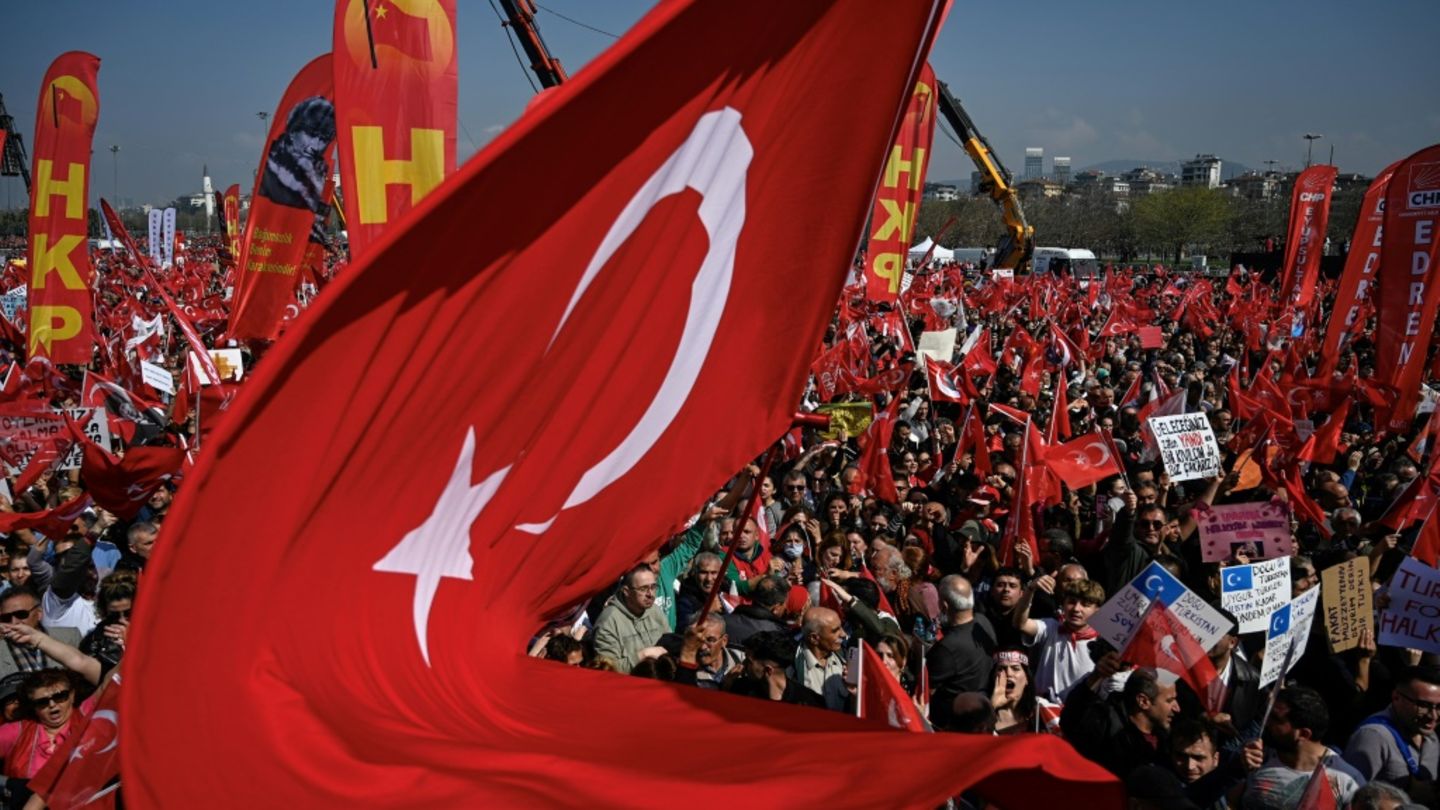 Teilnehmer schwenken große türkische Flagge in Maltepe