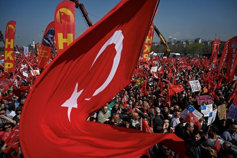 Teilnehmer schwenken große türkische Flagge in Maltepe