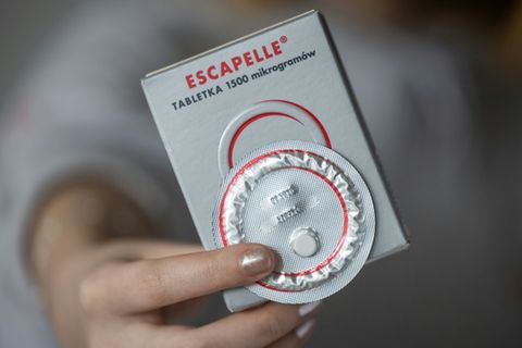 Frau hält eine "Pille danach"