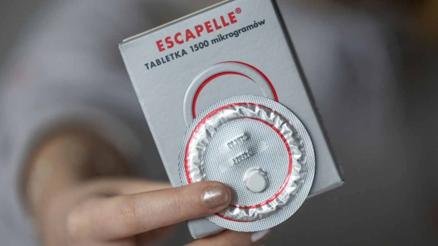 Frau hält eine "Pille danach"