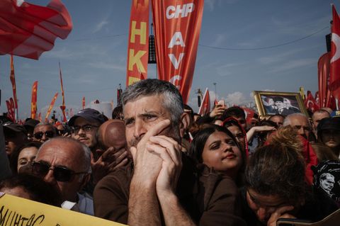 Skeptisch schauender Demonstrant auf Kundgebung in der Türkei
