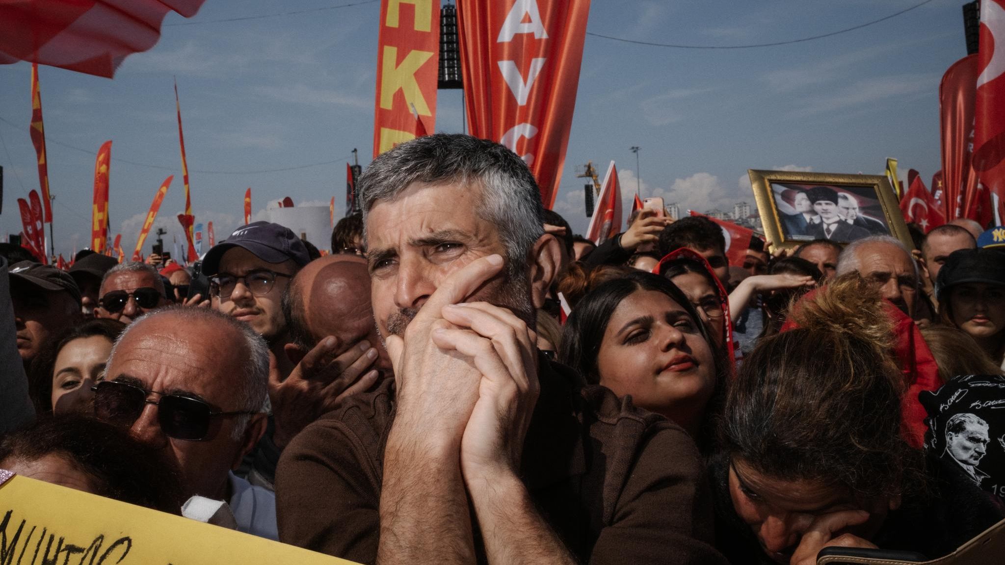 Skeptisch schauender Demonstrant auf Kundgebung in der Türkei