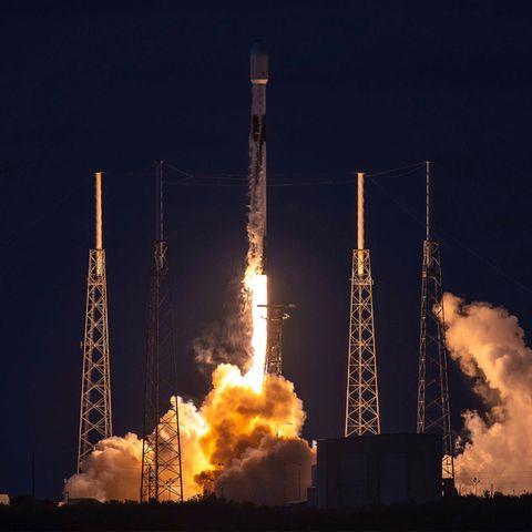 Eine Weltraumrakete von SpaceX startet am Cape Carneveral in den Weltraum