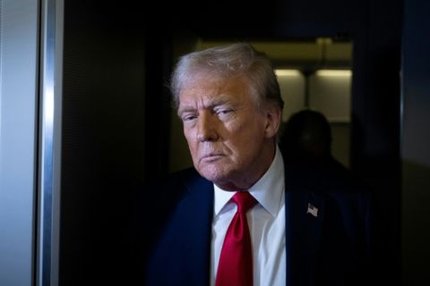Donald Trump vor Journalisten in der Air Force One