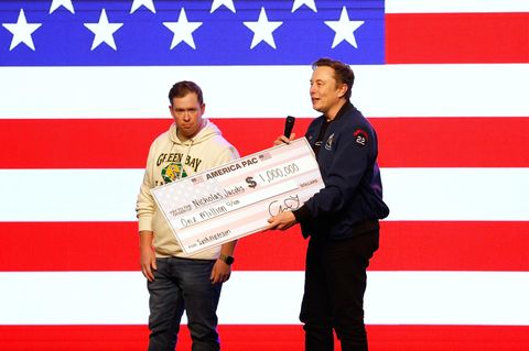 Elon Musk überreicht einen Millionenscheck an einen Bürger