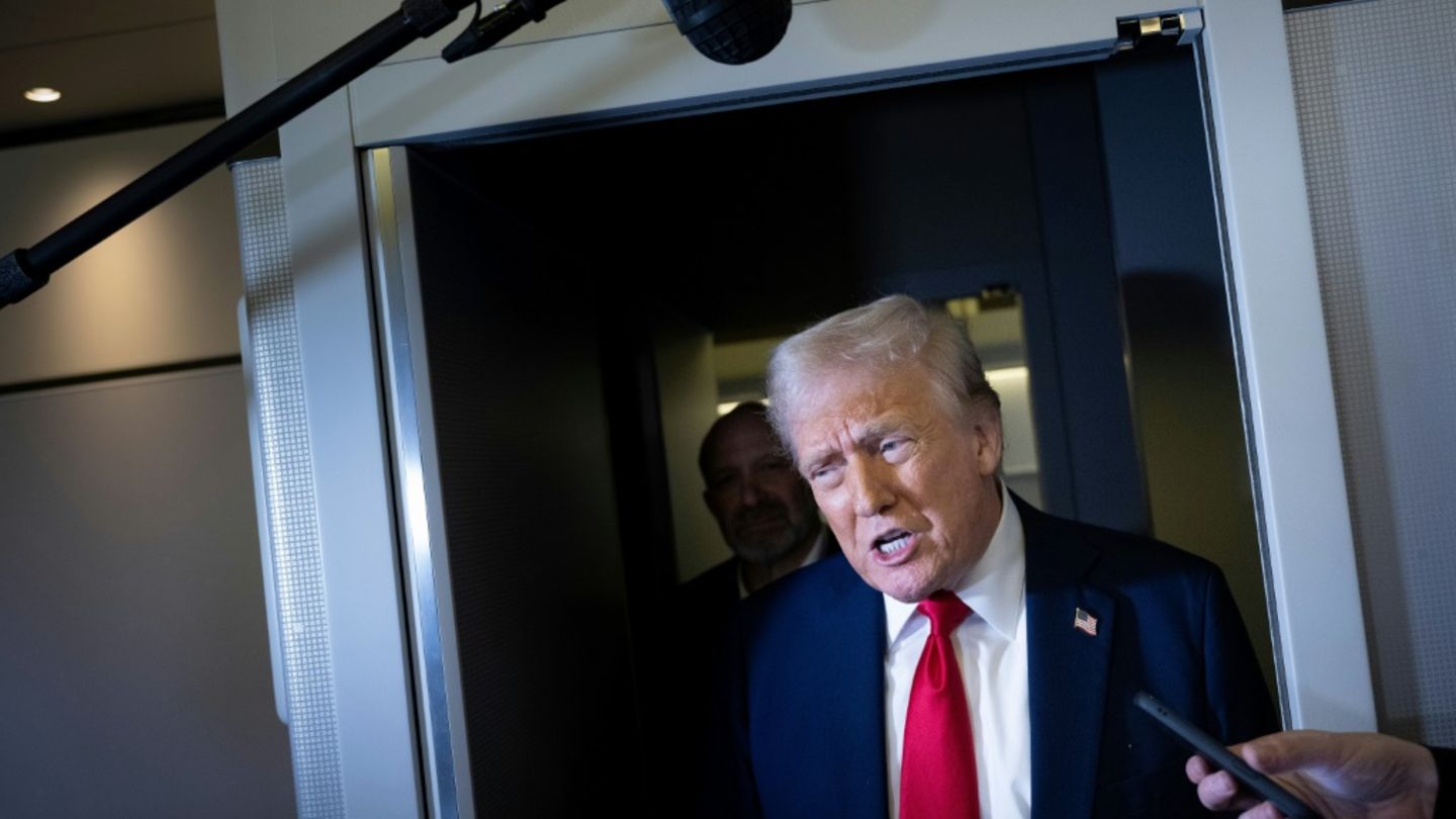 Donald Trump vor Journalisten in der Air Force One