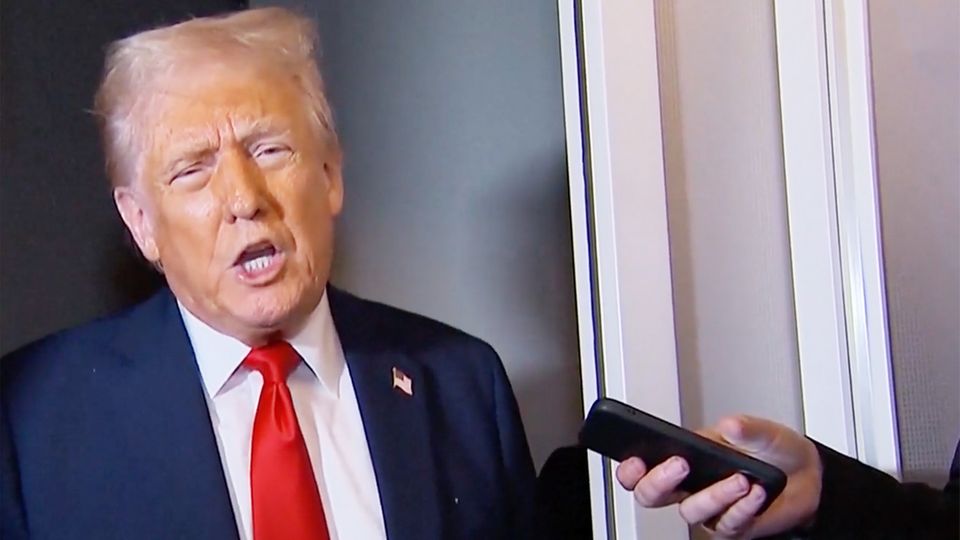Trump sei "stinksauer" auf den russischen Machthaber Putin, der die Glaubwürdigkeit des ukrainischen Präsidenten Selenskyj infrage stellt – und droht daraufhin direkt beiden.
