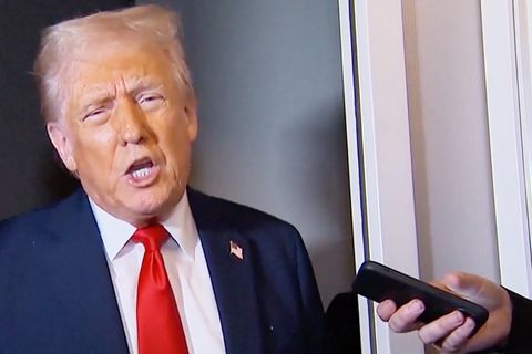 Trump sei "stinksauer" auf den russischen Machthaber Putin, der die Glaubwürdigkeit des ukrainischen Präsidenten Selenskyj infrage stellt – und droht daraufhin direkt beiden.