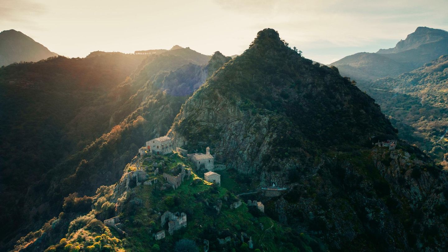 Nationalpark Aspromonte An der Stiefelspitze Italiens erstreckt sich ein wildromantisches Bergmassiv, in dem Wölfe, Wildkatzen und Habichtsadler heimisch sind. Der Nationalpark Aspromonte, was auf Deutsch so viel bedeutet wie "Rauer Berg", schützt dieses Gebiet und seine imposanten Naturdenkmäler. Unberührte Wälder, die zur Küste hin abfallen, wilde Wasserläufe und bizarre Felsformationen prägen das Landschaftsbild des Nationalparks. Dazwischen liegen verstreut kleine Dörfer, manche bewohnt und andere verlassen. Steile Serpentinenstraßen mit engen Haarnadelkurven verbinden die kleinen Orte, unter denen das Dörfchen Bova wegen seiner wunderschönen Panoramalage und der hübschen Altstadt zu den schönsten zählt.