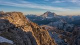 Bergwelten wie aus dem Bilderbuch, glitzernde Gebirgsseen und ein weites Netz aus Wanderwegen und Bergpässen machen die Belluneser Dolomiten zu einem Naturerlebnis der Extraklasse. Der "Parco Nazionale Dolomiti Bellunesi" schützt den atemberaubenden Naturraum auf knapp 320 Quadratkilometern. Zu seinen landschaftlichen Höhepunkten zählen die Felstürme "Cinque Torri", eine der bekanntesten Felsformationen der Dolomiten. Im Sommer lockt der etwas versteckt liegende Gebirgssee "Lago del Mis" schwitzende Wanderer an, die auf der Suche nach einer Abkühlung sind.