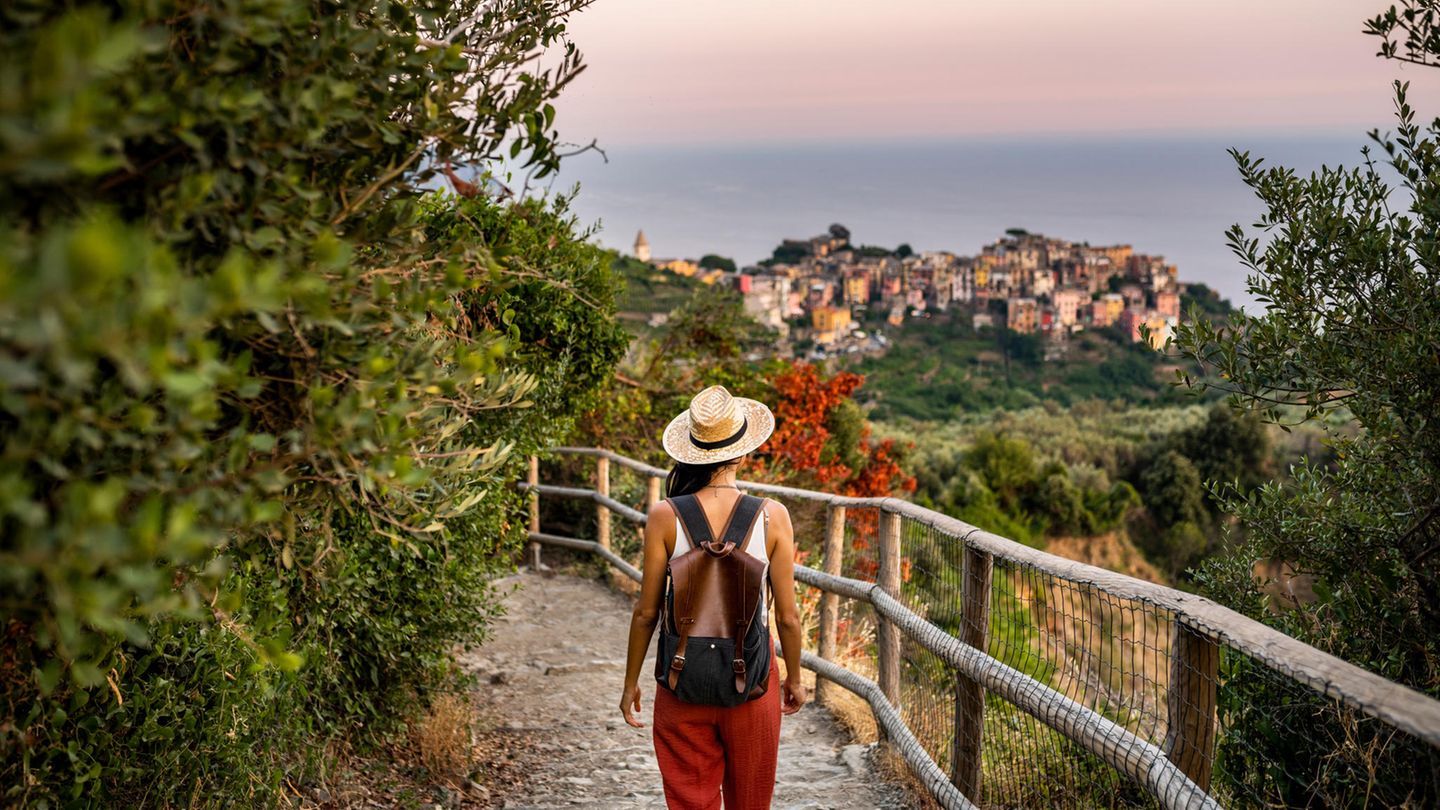 Nationalpark Cinque Terre Frau wandert an der Küste der Cinque Terre in Richtung Corniglia