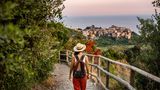 Frau wandert an der Küste der Cinque Terre in Richtung Corniglia
