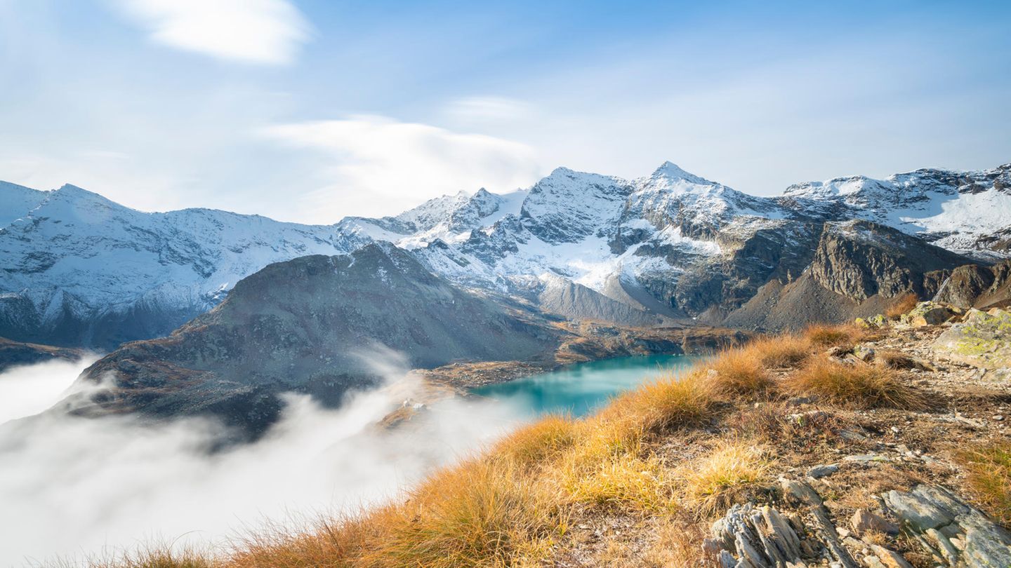 Gran Paradiso Nationalpark Am Fuße des namengebenden Berges Gran Paradiso erstreckt sich der italienische Nationalpark auf 70.000 Hektar über die Regionen Aostatal und Piemont. Eingebettet in eine fantastische Bergwelt voll eindrucksvoller Drei- und Viertausender, sind die felsigen Flanken und markanten Gipfel sowie die lose verteilten Almen im Gebiet des Nationalparks allgegenwärtig. Aktivurlauber können die Landschaft zu jeder Jahreszeit erkunden: Wanderwege durchziehen die Täler, Wasserfälle locken im Winter die Eiskletterer und viele Loipenkilometer die Ski-Langläuferinnen an.