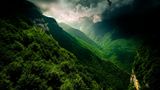 Das Orfento-Tal (Foto) ist nur eines von vielen Naturhighlights des Nationalparks Majella in den Abruzzen. Neben Bergen – mehr als die Hälfte der gesamten Parkfläche liegt höher als 2000 Meter – und wilden Tälern sind für den Park zahlreiche Karstebenen charakteristisch. Die Kernzone des Nationalparks gehört zu den von der European Wilderness Society zertifizierten Wildnis-Gebieten.