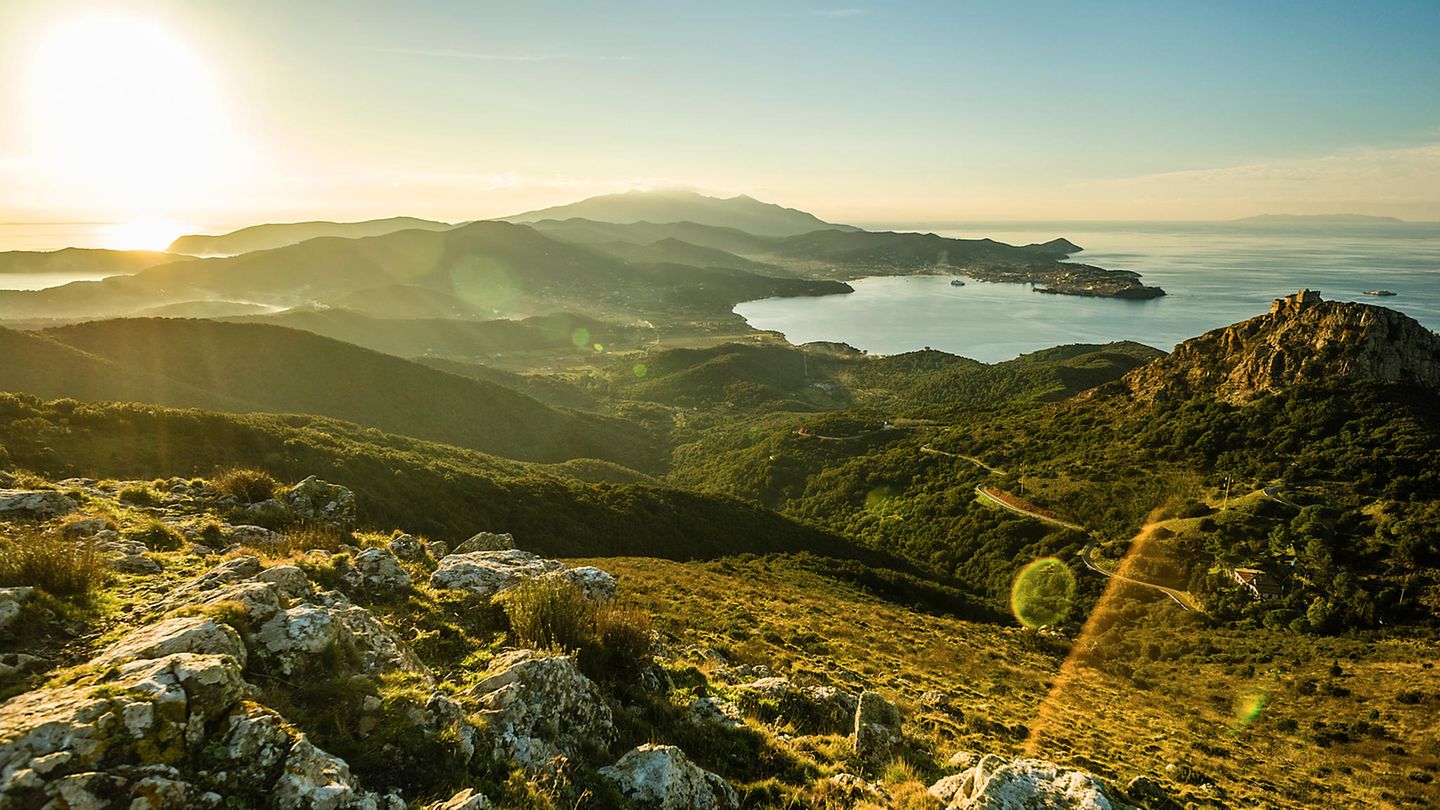 Panoramablick über die von den Etruskern erbauten Burg Volterraio (394m) mit Blick auf die Bucht von Portoferraio, Elba, Toscana, Italien.