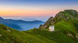 Im Hinterland des Lago Maggiore befindet sich mit dem Nationalpark Val Grande eines der letzten wilden Gebiete in den europäischen Alpen. Bis 1969 war die Region von intensiver Alpwirtschaft und übermäßiger Holznutzung geprägt. Mit Aufgabe der letzten Alm übernahm die Natur wieder. Dichte undurchdringliche Wälder prägen das heutige Landschaftsbild, durch das sich sieben Seitentäler sowie das namensgebende Val Grande ziehen, durchsetzt von markanten Gipfeln wie dem Monte Togano oder dem Pizzo Mottac. Wer dieses Gebiet erkunden möchte, sollte Wandererfahrung haben. Bewirtschaftete Almen gibt es keine, lediglich kleine Schutzhütten.