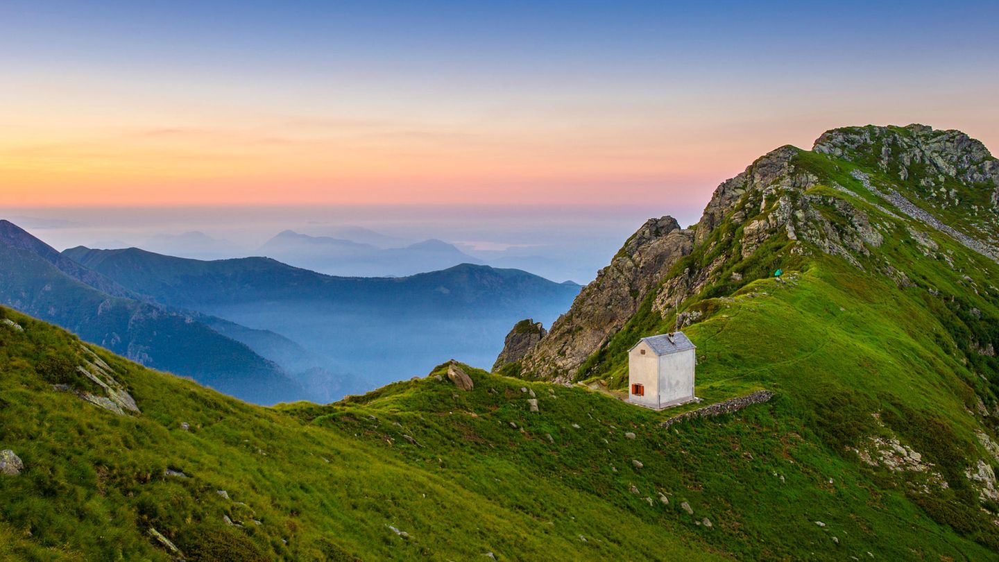 Nationalpark Val Grande Im Hinterland des Lago Maggiore befindet sich mit dem Nationalpark Val Grande eines der letzten wilden Gebiete in den europäischen Alpen. Bis 1969 war die Region von intensiver Alpwirtschaft und übermäßiger Holznutzung geprägt. Mit Aufgabe der letzten Alm übernahm die Natur wieder. Dichte undurchdringliche Wälder prägen das heutige Landschaftsbild, durch das sich sieben Seitentäler sowie das namensgebende Val Grande ziehen, durchsetzt von markanten Gipfeln wie dem Monte Togano oder dem Pizzo Mottac. Wer dieses Gebiet erkunden möchte, sollte Wandererfahrung haben. Bewirtschaftete Almen gibt es keine, lediglich kleine Schutzhütten.