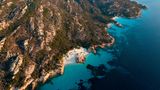 Vor die nordöstliche Küste Sardiniens scheint ein gut gelaunter Gott einen ganzen Archipel aus Granitfelsen, mit grüner Macchia beflaumt, ins Wasser gestreut zu haben. Die meisten Inseln sind unbewohnt und nicht mehr als steinerne Brösel an der gerade mal zwölf Kilometer breiten Meerenge nahe Sardinien. Zusammen bilden die Eilande den "Nationalpark Arcipelago di La Maddalena", ein Schutzgebiet, in dem man hervorragend segeln kann. Ein schöneres Revier für Bootstouren als hier wird man im Mittelmeer so schnell nicht finden – Wasser, das in Blau- und Grünnuancen schimmert und dem man auf den Grund sieht.