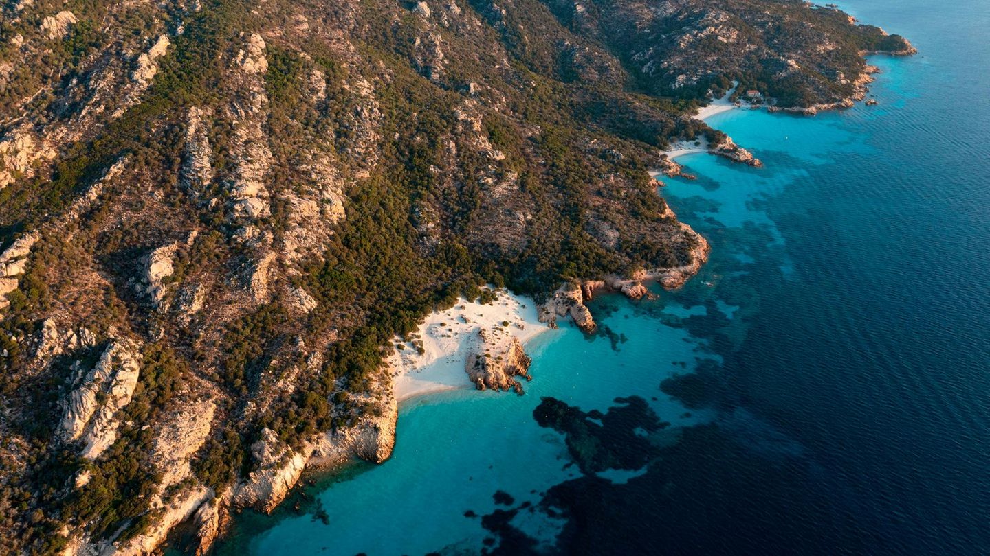 Nationalpark La-Maddalena-Archipel Vor die nordöstliche Küste Sardiniens scheint ein gut gelaunter Gott einen ganzen Archipel aus Granitfelsen, mit grüner Macchia beflaumt, ins Wasser gestreut zu haben. Die meisten Inseln sind unbewohnt und nicht mehr als steinerne Brösel an der gerade mal zwölf Kilometer breiten Meerenge nahe Sardinien. Zusammen bilden die Eilande den "Nationalpark Arcipelago di La Maddalena", ein Schutzgebiet, in dem man hervorragend segeln kann. Ein schöneres Revier für Bootstouren als hier wird man im Mittelmeer so schnell nicht finden – Wasser, das in Blau- und Grünnuancen schimmert und dem man auf den Grund sieht.