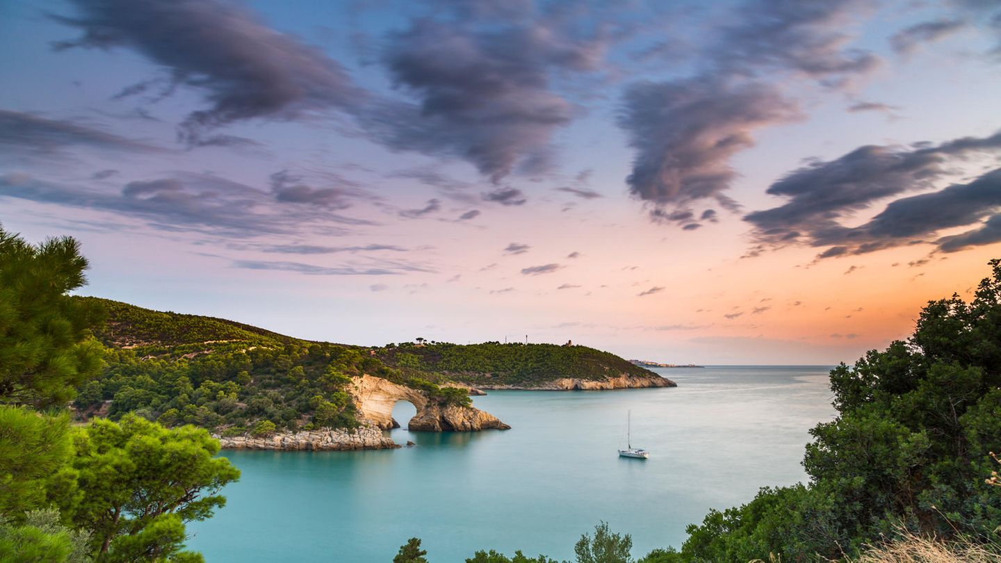 Weite Pinien- und Buchenwälder, idyllische Buchten und knapp 150 Kilometer Küstenlinie, an der sich Klippen und Sandstrände abwechseln – der Nationalpark Gargano ist das grüne Herzstück Apuliens. Auf einer Fläche von 120.000 Hektar umfasst das Schutzgebiet zwölf verschiedene Ökosysteme und bietet eine der reichsten Artenvielfalten Europas. Dazu zählen auch die Tremiti-Inseln, die im Adriatischen Meer nördlich des Festlandes liegen. Wer den abwechslungsreichen Park erkunden möchte, tut dies am besten zu Fuß. Ein Großteil des Nationalparkgebiets ist für den Autoverkehr gesperrt.