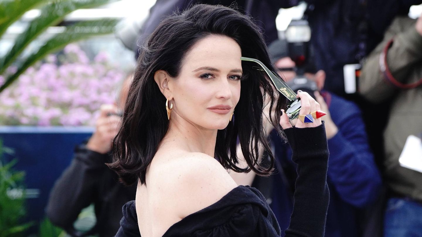 Eva Green dreht sich auf dem roten Teppich in Cannes über die Schulter zur Kamera