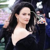 Eva Green dreht sich auf dem roten Teppich in Cannes über die Schulter zur Kamera