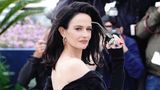 Eva Green dreht sich auf dem roten Teppich in Cannes über die Schulter zur Kamera