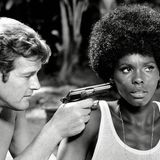 James Bond: Roger Moore alias 007 hält Gloria Hendry in "Leben und sterben lassen" eine Pistole an den Kopf